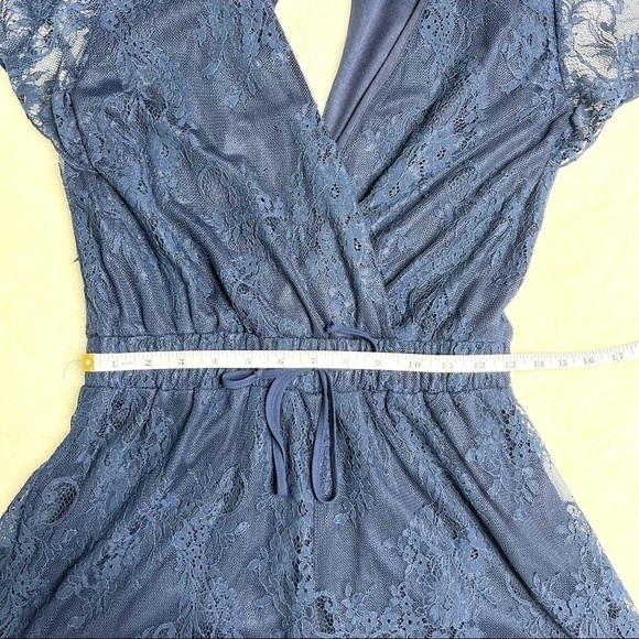 Francesca’s Navy Lace Shabby Chic Flutter Sleeve Keyhole Romper Size Small - Picture 11 of 16